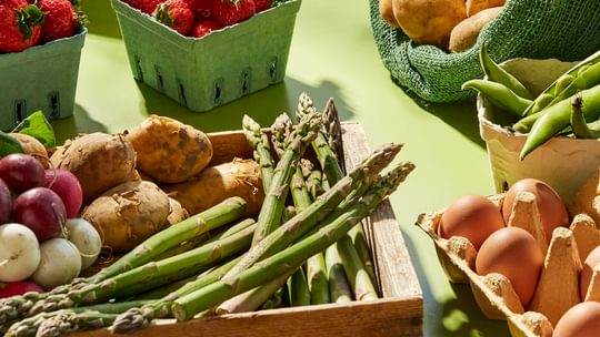 25 04 Spring Specials Produce Market 01 lowres