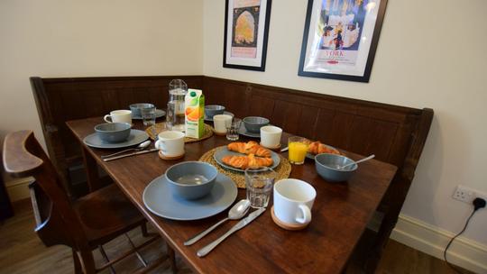 87 Micklegate kitchen table 1 186825290