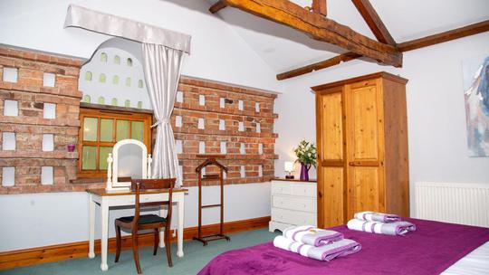 Apt 3 King Room 2 comp 863795325