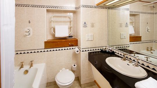 Mercure York Fairfield Manor Hotel bathroom 569085634