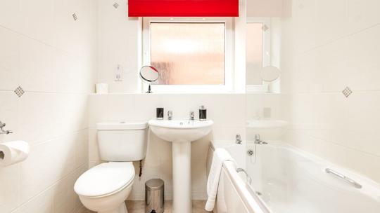 Wto Y 10 Cloisters Walk Bathroom 07 2042905483