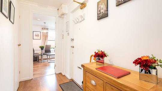 Wto Y 10 Cloisters Walk Hallway 06 642956756
